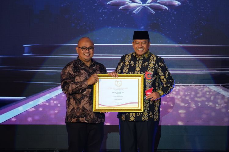 Bupati Siak Alfedri menerima penghargaan sebagai kepala daerah terinovatif di Riau dalam ajang bergengsi Cakaplah Awards 2024. Penghargaan ini diserahkan secara langsung oleh Direktur PT Cakaplah Media Sinergi Heri Susanto Abbas di Hotel Premiere, Pekanbaru, Rabu (20/3/2024).