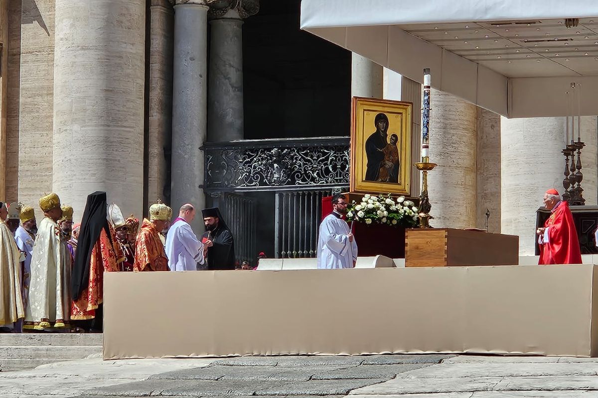 Peti mati Paus Fransiskus diletakkan di altar saat upacara pemakamannya di Lapangan Santo Petrus, Vatikan, Sabtu (26/4/2025).