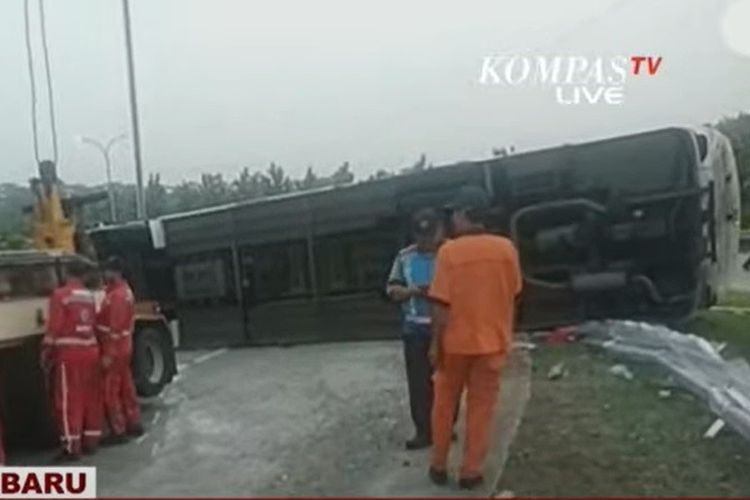 Kecelakaan bus terjadi di Tol Cipali, Jawa Barat, Jumat (15/12/2023). Sebanyak 12 orang dikabarkan meninggal dunia dalam kejadian ini.