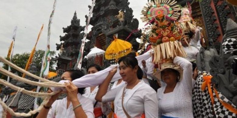 Sejumlah pemeluk Hindu mengikuti rangkaian kegiatan pelaksanaan upacara di Palu, Sulawesi Tengah, Selasa (12/11). 
