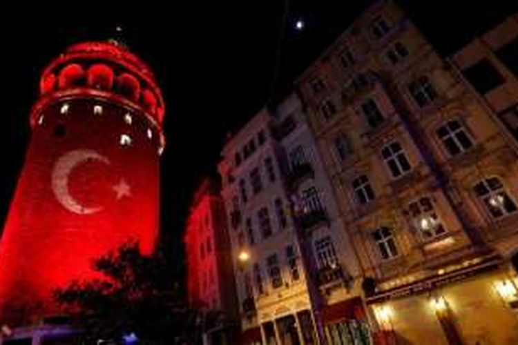 Sebuah bendera Turki diproyeksikan ke Menara Bersejarah Galata di Istanbul, Senin (12/12/2016) untuk menghormati para korban ledakan di stadion sepakbola kota itu, Sabtu (10/12/2016).
