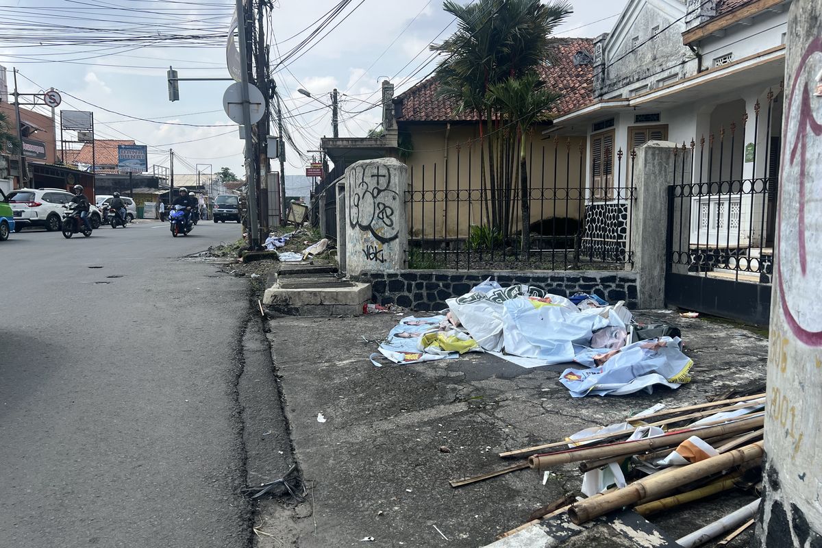 Sampah APK bekas penertiban dibiarkan begitu saja di  Jalan Raya Gunung Batu tepatnya arah Jembatan Merah, Kecamatan Bogor Barat, Kota Bogor, Senin (12/2/2024). 