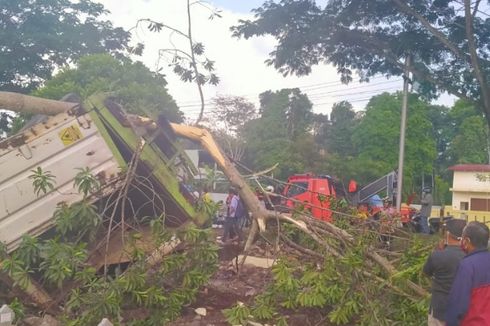 Gara-gara Rem Blong di Jalan Lingkar Salatiga, Truk Terguling Masuk ke Area Makam