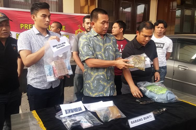 Polisi menunjukkan barang bukti kasus pembunuhan istri kades Gresik