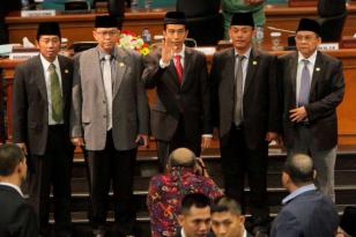 Gubernur DKI Jakarta Joko Widodo (Jokowi) berfoto bersama dengan Ketua DPRD DKI Jakarta Prasetyo Edi Marsudi (dua kanan) serta Wakil Ketua DPRD DKI Jakarta, Mohammad Taufik (kanan), Triwisaksana (dua kiri), dan Abraham Lunggana usai rapat paripurna pemaparan pandangan fraksi terkait pidato pengunduran diri Jokowi.