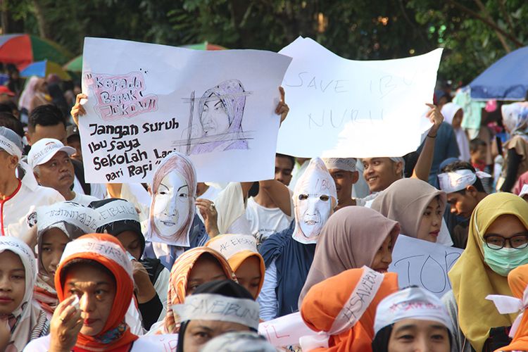 Mataram, Kompas.Com, Aksi yang memberikan dukungan pada Nuril oleh aktivis peremouan, mahasiswa dan NGO