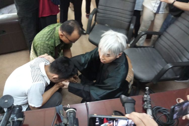 Pengelola akun YouTube Hikmah Kehidupan, Eka Aulia Brilianto atau Abri, sujud syukur dan mencium tangan Roy Kiyoshi, Selasa (19/11/2019).