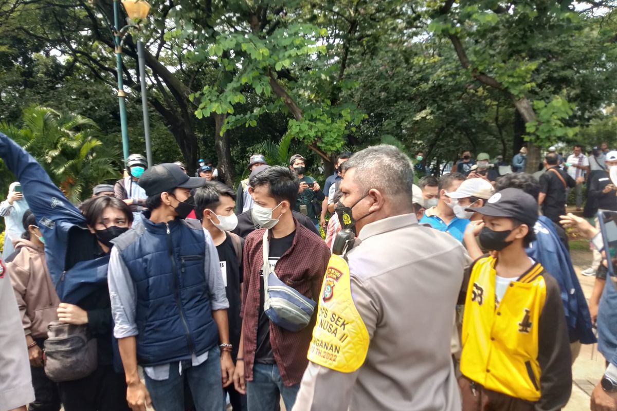 Sejumlah pemuda diamankan polisi karena diduga akan menyusup saat aksi unjuk rasa mahasiswa di kawasan Patung Arjuna Wijaya, Senin (11/4/2022).