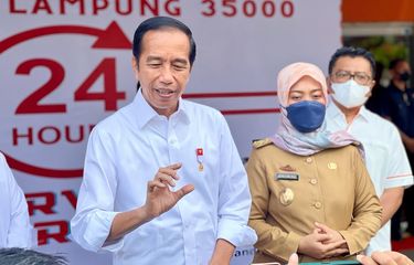 Presiden Joko Widodo memberikan keterangan pers setelah meninjau langsung penyaluran bantuan langsung tunai (BLT) bahan bakar minyak (BBM) di Kantor Pos Bandar Lampung, Sabtu (3/9/2022) pagi.