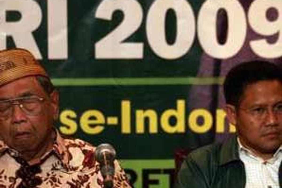 Mantan Presiden RI Abdurahman Wahid atau Gus Dur (kiri) dan Ketua Umum Partai Kebangkitan Bangsa (PKB), Muhaimin Iskandar, bersama sejumlah pengurus Garda Bangsa saat turut dalam deklarasi dukungan terhadap Gus Dur di Hotel Sultan, Jakarta, Minggu (9/3/2008). PKB bersama Garda Bangsa Se-Indonesia sepakat mengusung kembali Gus Dur sebagai Presiden RI 2009. 