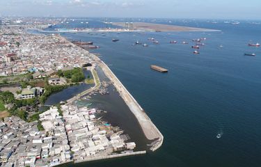 GUMda yalangoch fotosuratlar reklamasi GUMda yalangoch fotosuratlar reklamasi