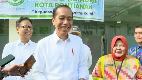 Tertawa Ditanya Isu Jadi Ketum Golkar, Jokowi: Saya Sementara Ketua Indonesia Saja