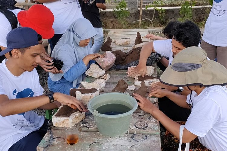 Proses belajar membuat gerabah ditemani oleh Dwi Arum (25), putri dari Supoyo. Biasanya anak-anak sekolah yang gemar belajar membuat gerabah.