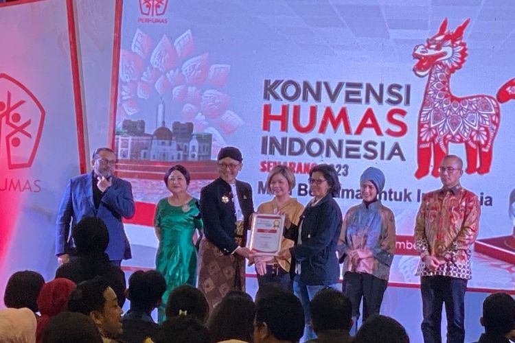Kompas.com menerimah Anugerah Perhumas untuk Kategori Contributing Media di acara Konvesi Humas Indonesia 2023, Semarang, Sabtu (2/9/2023).