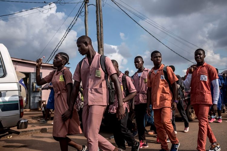 Para pelajar sekolah menengah di Kamerun kembali dari sekolah melalui pasar di Yaounde.