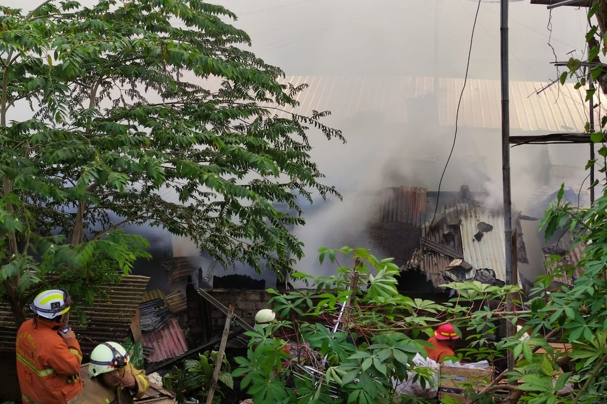 Kebakaran melanda pemukiman padat penduduk di Jalan Masjid Al Makmur No. 10 RT 010 RW 08, Pejaten Timur, Pasar Minggu, Jakarta Selatan pada Jumat (19/11/2021) pagi.