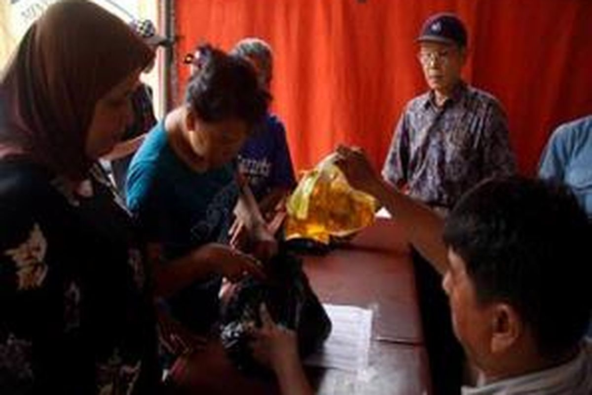 Sejumlah ibu rumahtangga di Bukit Duri, Jakarta Selatan, Rabu (28/1) pagi, antre untuk membeli minyak goreng dalam operasi pasar yang digelar di Bukit Duri, Tebet, Jakarta Selatan