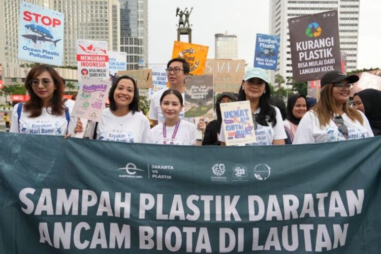 Konservasi Indonesia gelar aksi teatrikal di Jakarta pada Minggu (21/4/2024) untuk mengedukasi masyarakat tentang bahaya sampah plastik di laut dalam rangka memperingati Hari Bumi Sedunia setiap tanggal 22 April.