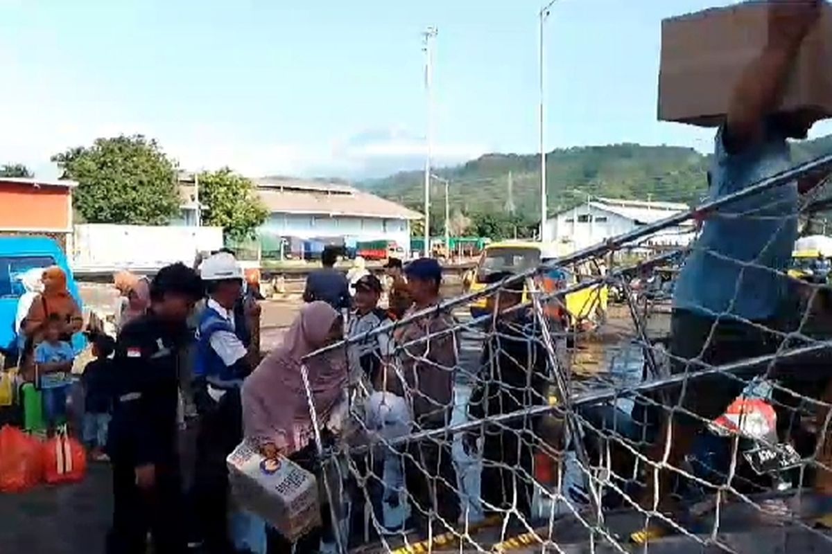 Aktivitas di Pelabuhan Tanjungwangi 