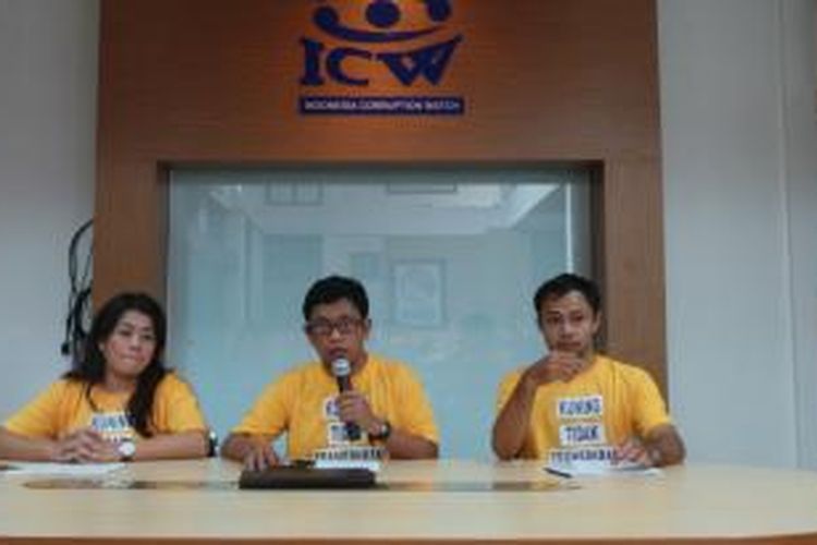 Indonesia Coruption Watch (ICW) bersama dengan Forum Indonesia untuk Transparansi Anggaran (FITRA) menggelar jumpa pers yang memprotes langkah DPD Partai Golkar  NTB yang menggugat aktivis FITRA NTB, Minggu (9/2/2014). Dari kiri ke kanan, Sekjen FITRA Yenny Sucipto, peneliti ICW Abdullah Dahlan, dan peneliti ICW Donal Fariz.