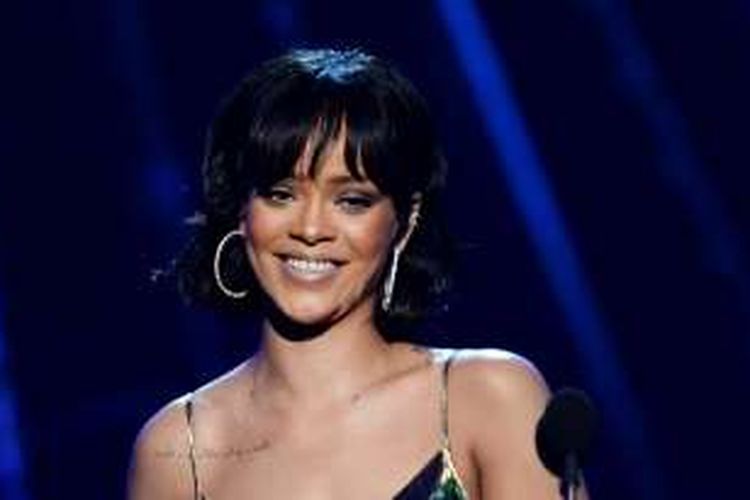 Penyanyi Rihanna menerima penghargaan Billboard Chart Achievement Award pada Billboard Music Awards 2016 yang digelar di T-Mobile Arena di Las Vegas, Nevada, Minggu (22/5/2016).