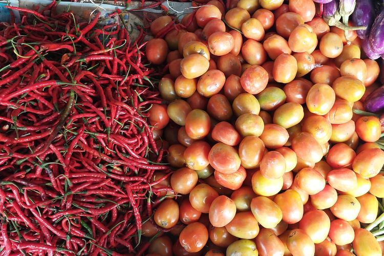 Harga cabai merah dan tomat masih tinggi di Pasar Kemiri, Kota Depok, Sabtu (2/3/2024).
