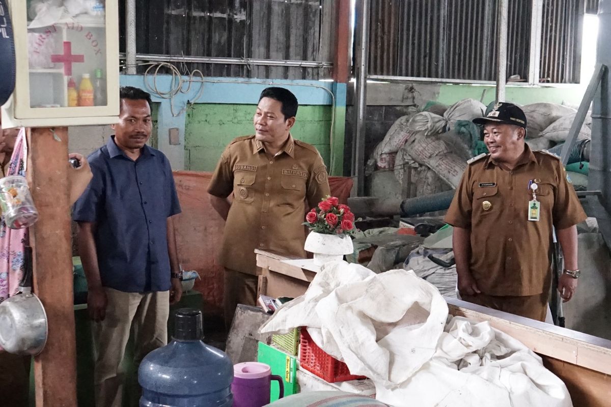 Bupati Sidoarjo Subandi (tengah) mengeluarkan imbauan keras agar masyarakat meningkatkan kewaspadaan. Ia menegaskan bahwa pelaku menggunakan nomor telepon serta foto profil palsu untuk melakukan tindakan kriminal, Selasa (03/03/2026).