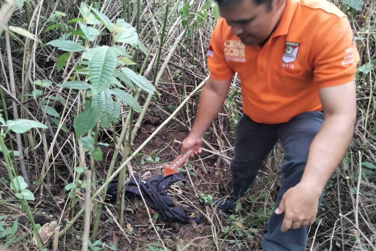 Foto: Tim Inafis Polres Simalungun melakukan olah TKP di lokasi penemuan bayi di perkebunan teh Ingroup Blok 63 Afd B Tobasari, Afdeling B Tobasari, Nagori Saitbuntu Saribu, Kecamatan Pamatang Sidamanik, Simalungun, Provinsi Sumut. Bayi itu ditemukan oleh warga pada Senin 13 Mei 2024. |Dok: Polres Simalungun.