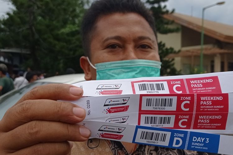 Warga rela antre hingga 4 jam untuk menukar tiket MotoGP