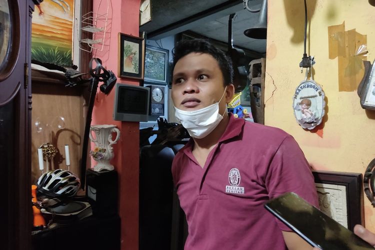 Muhammad Ilham (31) pemilik toko antik di Jatiasih Bekasi