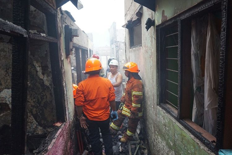 Petugas Dinas Kebakaran dan Penanggulangan Bencana (DKPB) Kota Bandung saat melakukan pendinginan dalam insiden kebakaran di Kampung Karees Kulon RT 03 RW 06, Kelurahan Malabar, Kecamatan Lengkong, Kota Bandung, Kamis (3/5/2018). 