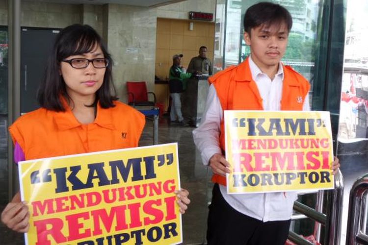 Koalisi Masyarakat Sipil Antikorupsi berunjuk rasa menolak kemudahan remisi bagi narapidana korupsi di Gedung KPK, Jakarta, Selasa (16/8/2016).