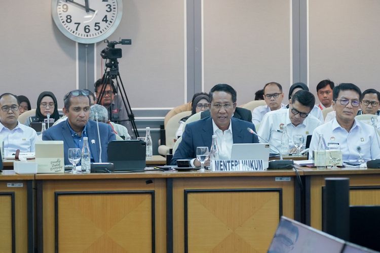 Menteri Hukum Supratman menghadiri Rapat Kerja (Raker) bersama Komisi XIII Dewan Perwakilan Rakyat (DPR) Republik Indonesia di ruang rapat Gedung Nusantara II DPR RI, Jakarta, Senin (4/11/2024). 