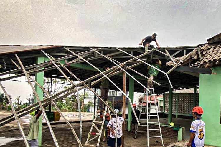 Angin Kencang Terjang Padalarang Bandung Barat, Atap Masjid Ambruk dan 9 Rumah Rusak