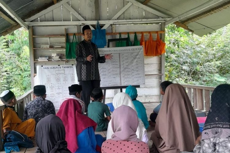 Pembejaran di Jambo Raudhatul Qur'an Meulaboh, Aceh Barat. 

