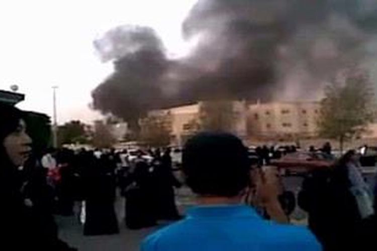 Kerusuhan di KJRI Jeddah, Minggu (9/6/2013). Sejumlah WNI yang kecewa dengan pelayanan untuk mendapatkan dokumen perjalanan membakar perkakas di pintu masuk konsulat.