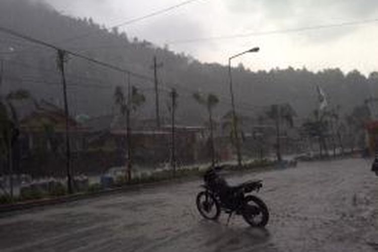 Hujan Deras di wilayah Ngantang Kabupaten Malang, Minggu (16/2/2014).