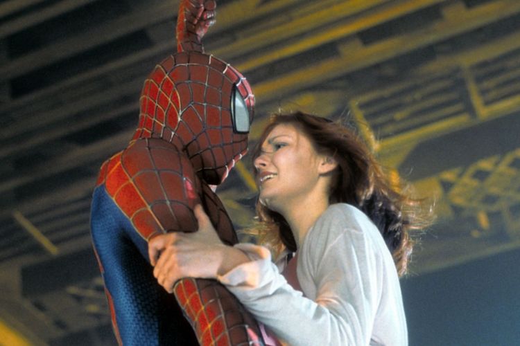 Tobey Maguire yang memerankan Peter Parker di Spider-Man (2002) tengah beradu akting dengan Kirsten Dunst sebagai pemeran Mary Jane.