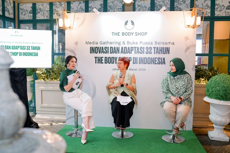 CEO The Body Shop Indonesia, Suzy Hutomo (tengah) dan Senior Brand Manager The Body Shop Indonesia, Tatya Rachman (kanan), saat menjadi pembicara dalam acara konferensi pers The Body Shop Indonesia di Jakarta, Kamis (28/3/2024)