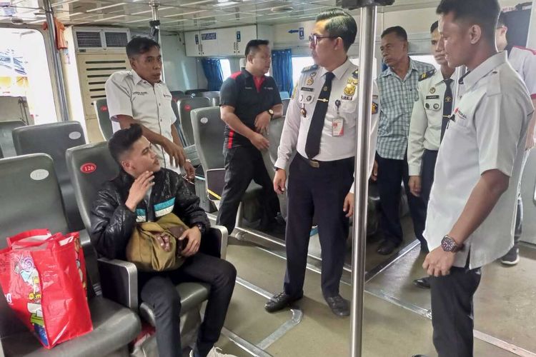 Petugas Imigrasi melakukan pemeriksaan terhadap seorang warga Malaysia berangkat dari Pelabuhan Melaka menuju Dumai dengan menggunakan Kapal Indomal Express 8
