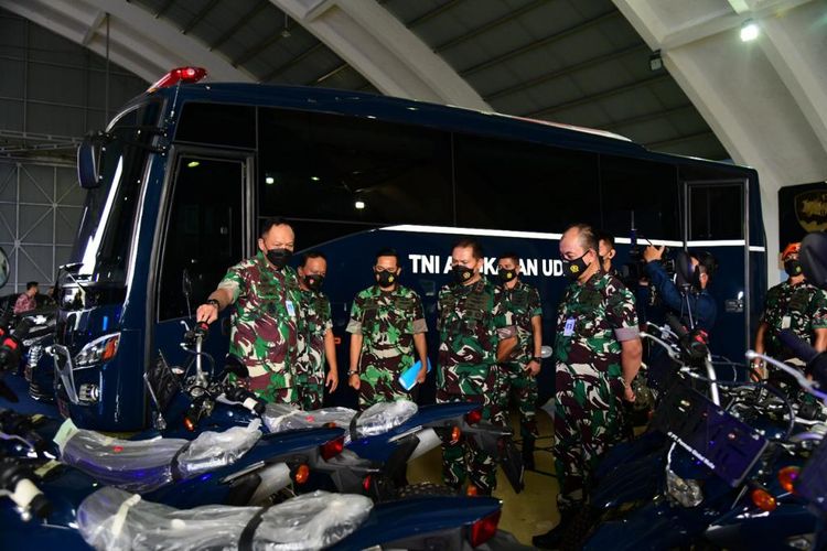 Kepala Staf Angkatan Udara (Kasau) Marsekal Fadjar Prasetyo menyerahkan 182 kendaraan dinas kepada satuan jajaran TNI AU yang berlangsung di hanggar Skadron Udara 17 Lanud Halim Perdanakusuma, Jakarta, Rabu (19/1/2022).
