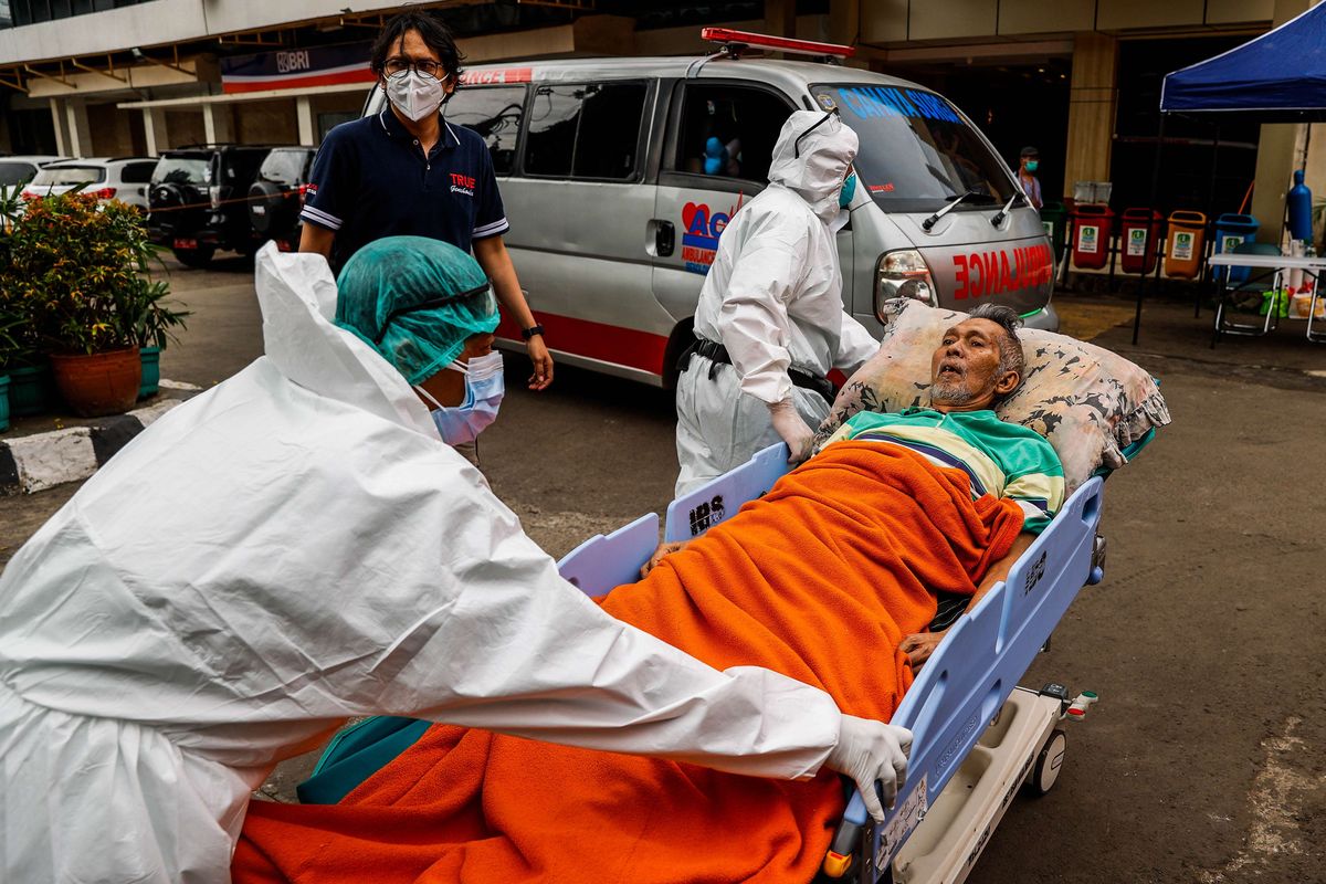 Tenaga medis memindahkan pasien ke dalam Rumah Sakit Umum Daerah (RSUD) Chasbullah Abdulmadjid, Kota Bekasi, Jawa Barat, Kamis (24/6/2021). Tenda darurat tersebut dibangun lantaran kapasitas tampung pasien di rumah sakit penuh dan untuk menampung lonjakan pasien Covid-19.