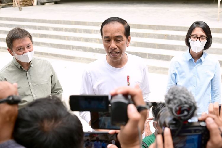 Presiden Joko Widodo memberikan keterangan pers usai mengunjungi kawasan wisata Solo Safari, Kota Solo, Provinsi Jawa Tengah, pada Senin (23/1/2023).