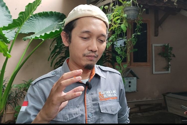 Muhammad Sabil Fadilah (34) Warga Kota Cirebon Jawa Barat yang menyampaikan kritiknya di kolom Instagram Ridwan Kamil, memberikan keterangan kepada Kompas.com pada Rabu (15/3/2023)