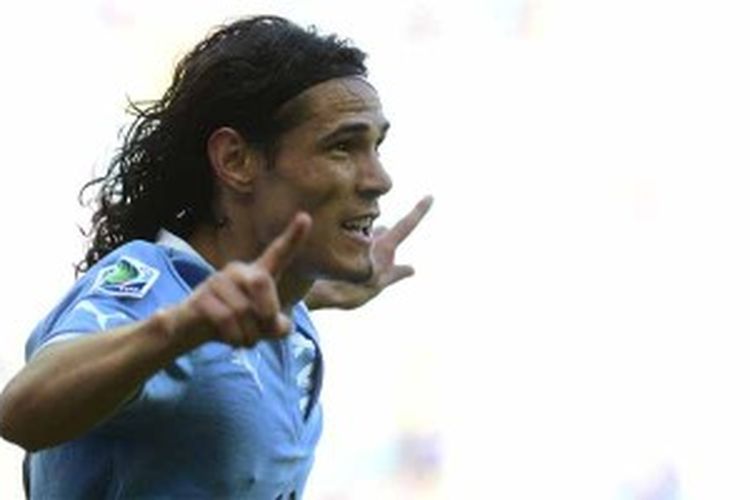 Striker Uruguay, Edinson Cavani, merayakan gol keduanya ke gawang Italia pada laga play-off perebutan tempat ketiga Piala Konfederasi, Minggu (30/6/2013).