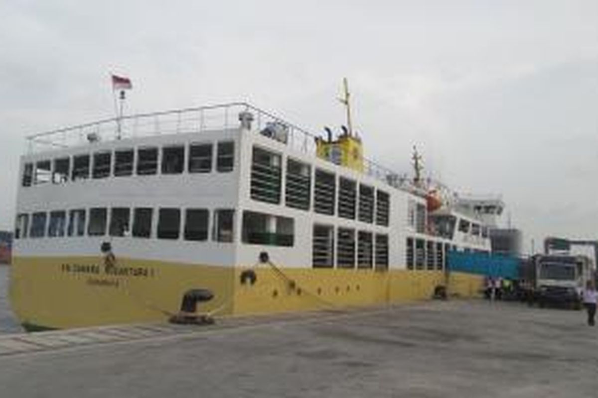 KM Camara Nusantara 1 saat tiba di Pelabuhan Tanjung Priok, Jakarta Utara, Jumat (11/12/2015). Kapal ini mengangkut 500 ekor sapi dari Nusa Tenggara Timur. Kedatangan sapi dari NTT merupakan tindak lanjut kerja sama Pemprov DKI dengan Kementerian Pertanian dan sejumlah provinsi. Dengan kerja sama itu, kebutuhan 30 persen Jakarta akan daging sapi diperkirakan dapat terpenuhi.