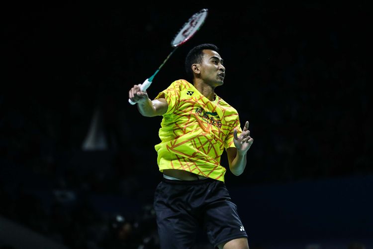 Pebulu tangkis tunggal putra Indonesia, Tommy Sugiarto melawan tunggal putra China, Chen Long dalam babak kedua Blibli Indonesia Open 2019 di Istora Senayan, kompleks GBK, Jakarta, Rabu (17/7/2019).