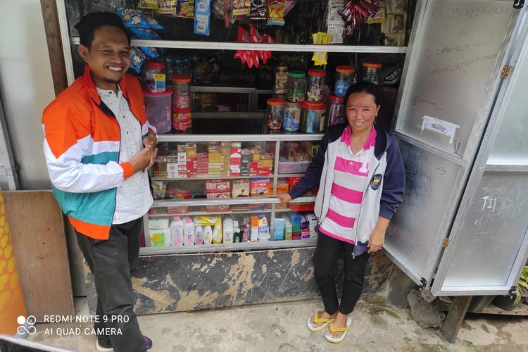 Ibu rumah tangga (IRT) asal Kelurahan Namosain, Kecamatan Alak, Kota Kupang, Nusa Tenggara Timur (NTT), Sutiani saat ditemui di kiosnya pada Selasa (20/12/2022). Sutiani merupakan nasabah BTPN Syariah yang memulai usaha dengan modal Rp2 juta hingga bisa berhasil membeli kapal.