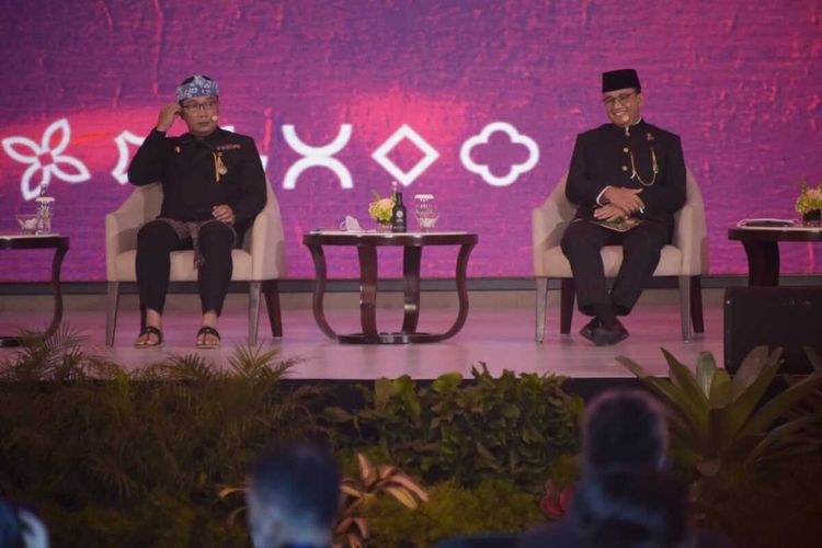 Gubernur Jawa Barat Ridwan Kamil bersama Gubernur DKI Jakarta Anies Baswedan saat menghadiri talk show forum Urban20 di Bandung, Kamis (24/2/2022) malam.