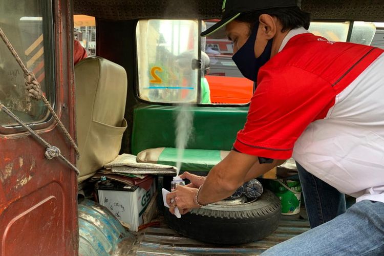 Toyota Sienta Community Indonesia (Tosca) melakukan kegiatan penyemprotan cairan disinfektan pada angkutan umum
